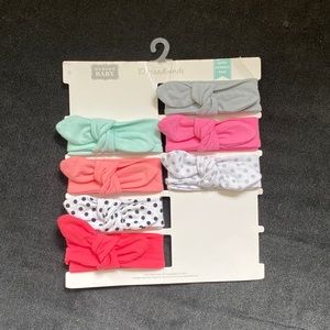 Set of 7 headband bows NWT. Size 0-24 months.